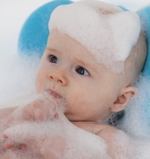 Μωρό: Πώς θα το κάνετε μπάνιο με ασφάλεια